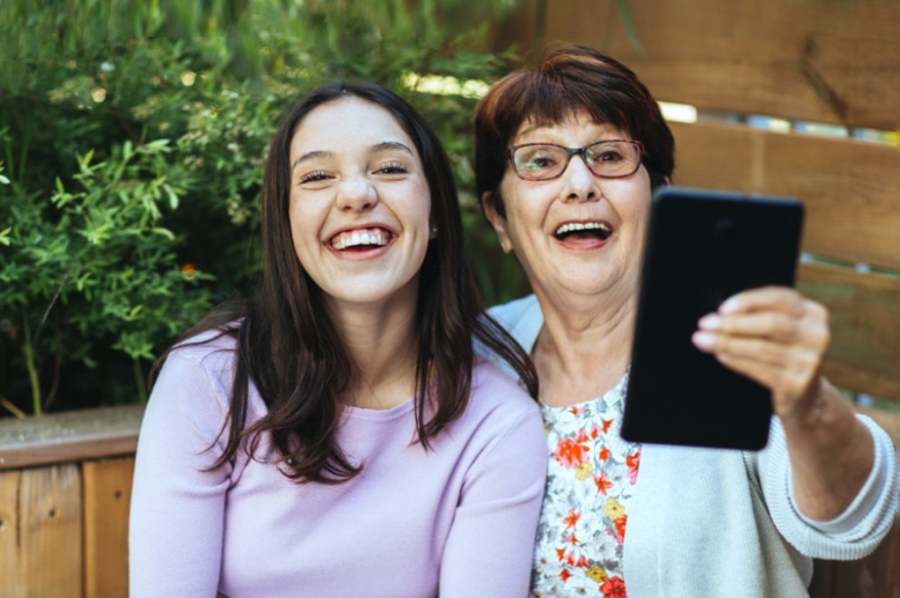 7 ways intergenerational connections promote seniors’ health