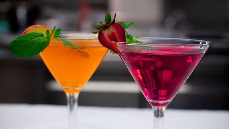 Delightful peach and strawberry cocktails.