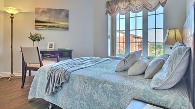 美丽的卧室和一个宽窗Chartwell Belcourt退休居住。